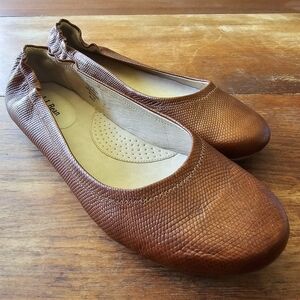 L.L. Bean Brown Textured Leather Ballet Flats, Womens 9